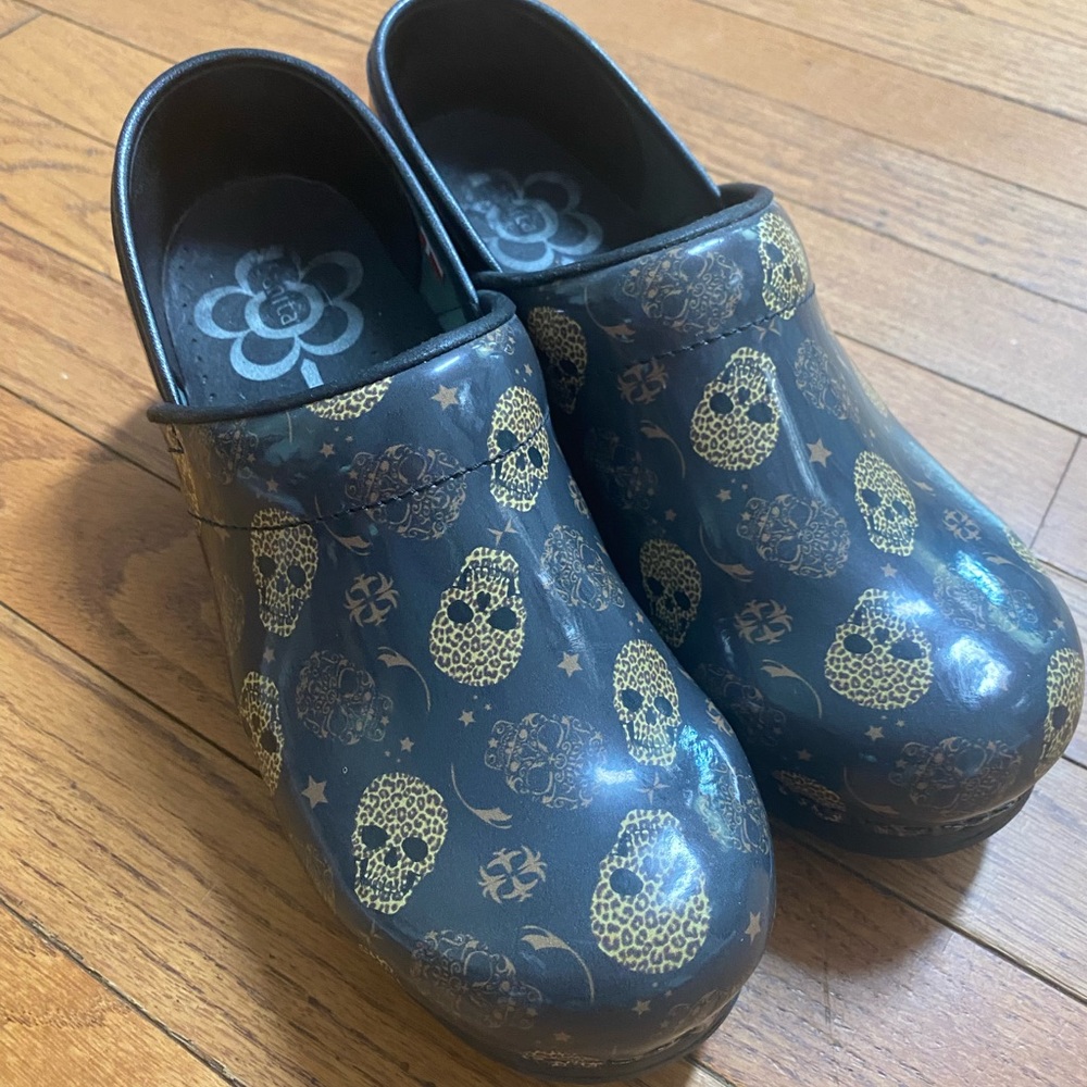 Sanita 39  clogs leopard skull pattern, barely worn